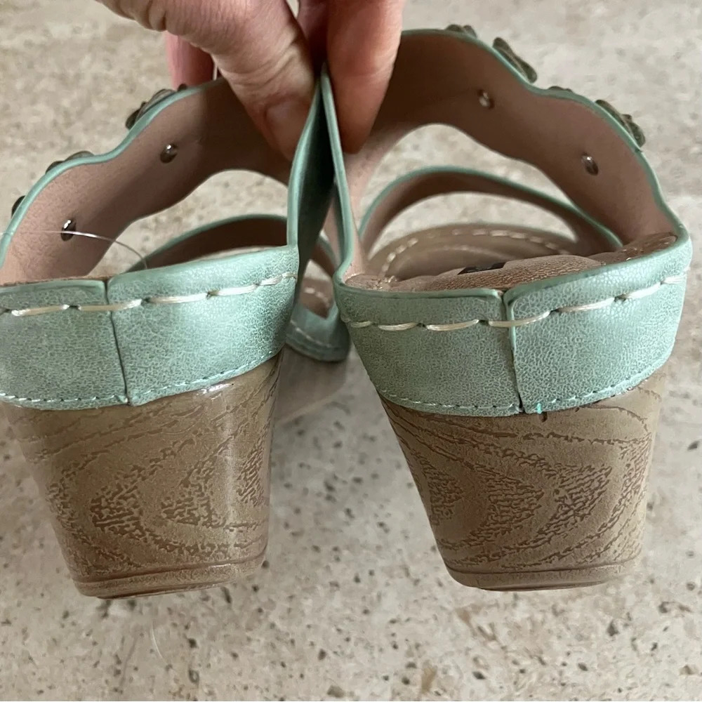 NWOB Good Choice Shoes Rita Mint Floral Faux Leather Wedge Sandals 6.5 - Picture 8 of 10